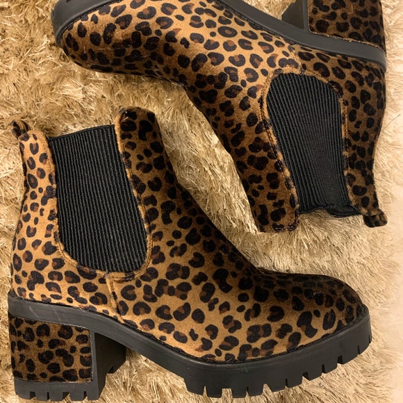 Berlin Lug Sole Bootie Leopard Print - Picture 2 of 5